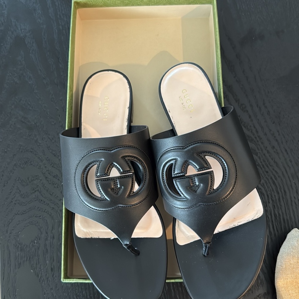 Women's Interlocking G cut-out thong sandal worn ONLY ONCE! - Picture 3 of 3